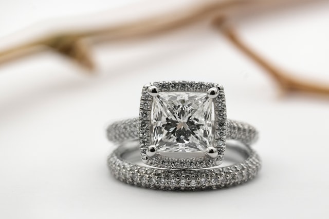 Pros and Cons When You Buy Diamond Ring in Sydney ￼